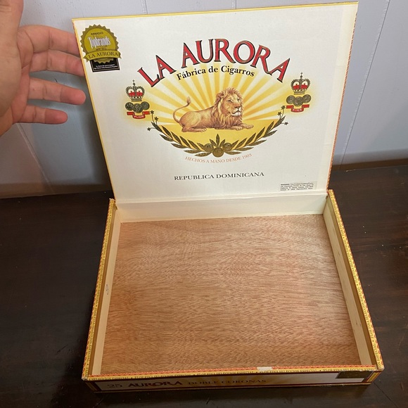 La Aurora empty wooden cigar box 25 ct size 
Display storage crafts - Picture 3 of 7